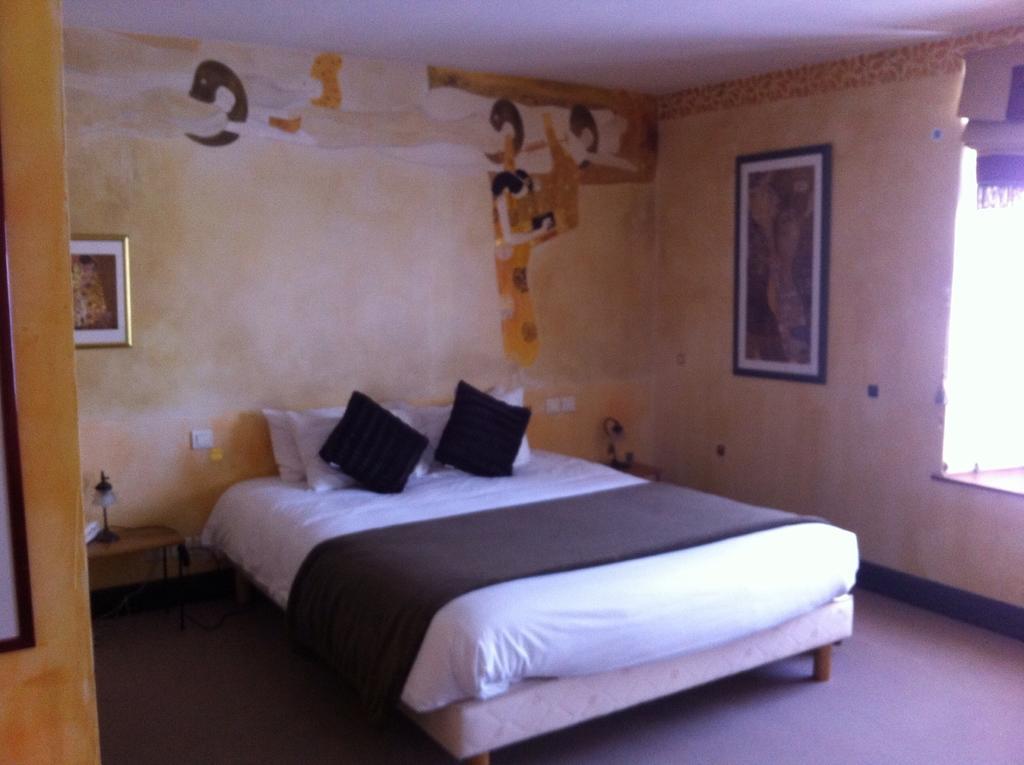 Le Thy Hotel Ploermel Exterior photo