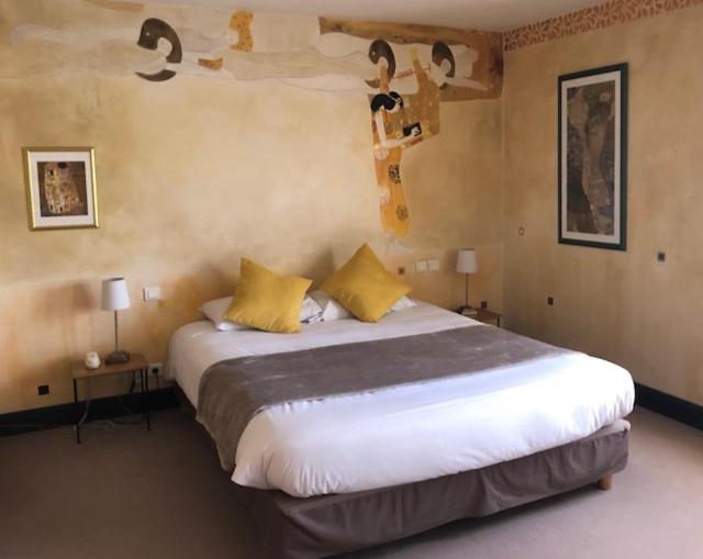 Le Thy Hotel Ploermel Exterior photo